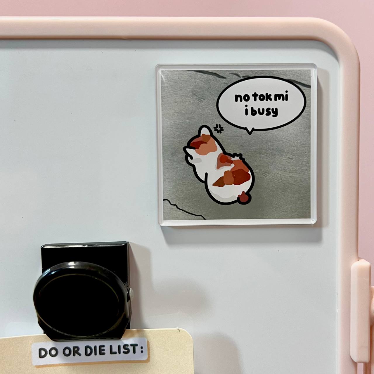 "no tok mi i busy" acrylic magnet